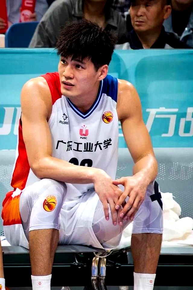 媒体人除传闻广东有意陈国豪外，广州男篮一直希望得到他的简单介绍