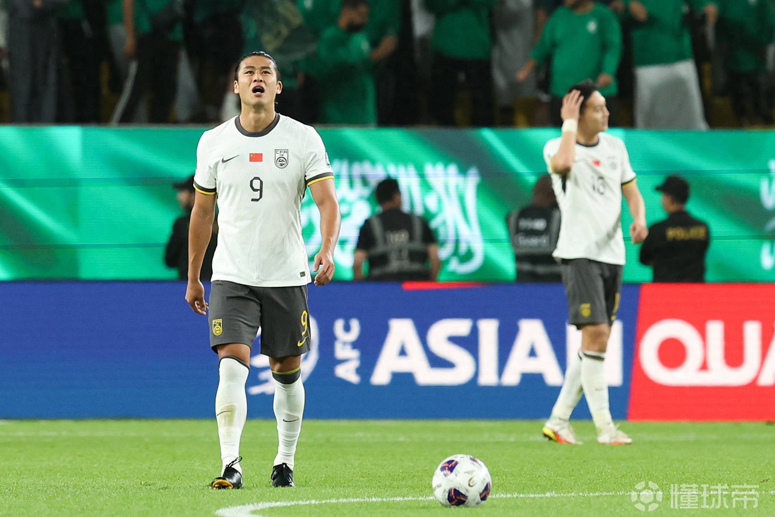中欧体育官方下载-泰国联赛踢不了，回国踢野球！国足未来中锋，26岁提早退役？的简单介绍